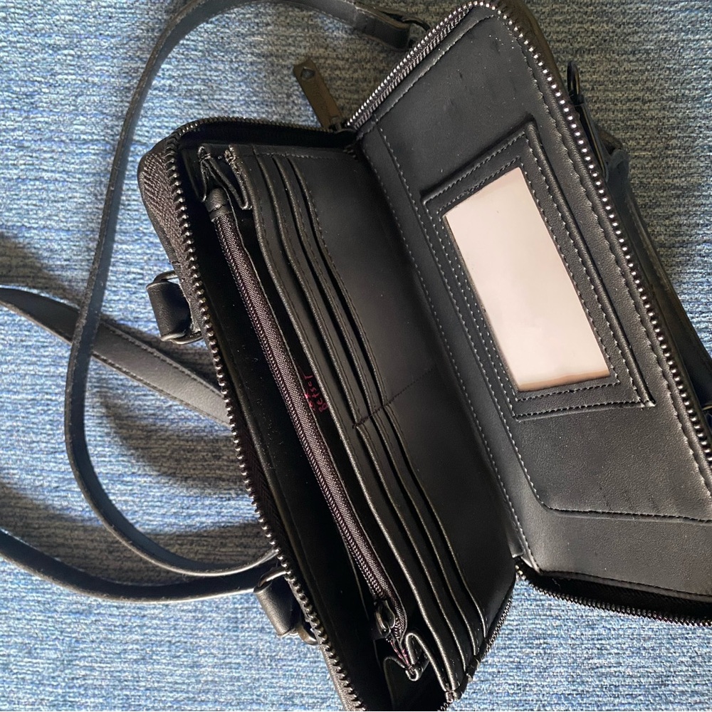 Betsey Johnson 🖤 Black 🖤 Quilted Wallet Size Handbag ✨ - Picture 3 of 8